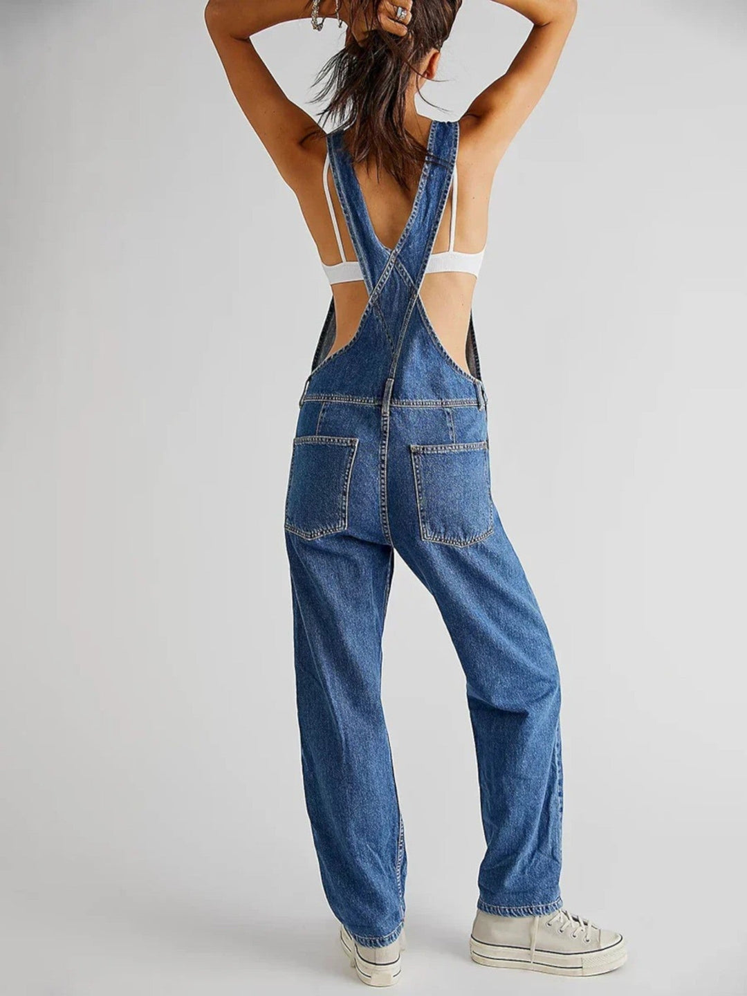 Zomerse denim jumpsuit dames, losvallend, blauwe tint, brede pijpen, spaghetti bandjes voor zonnige dagen en comfort.