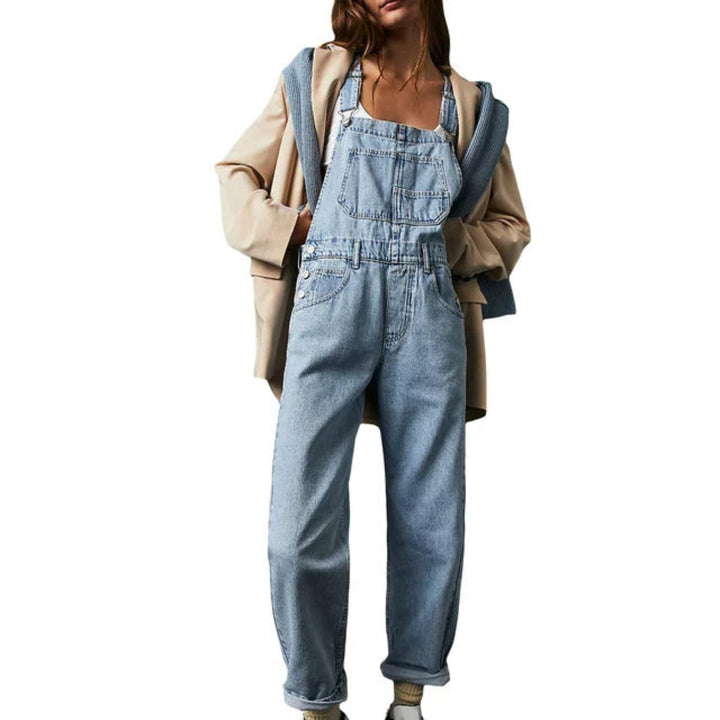 Zomerse denim jumpsuit dames, losvallend, blauwe tint, brede pijpen, spaghetti bandjes voor zonnige dagen en comfort.