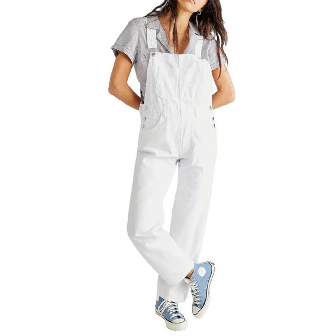 Zomerse denim jumpsuit dames, losvallend, blauwe tint, brede pijpen, spaghetti bandjes voor zonnige dagen en comfort.