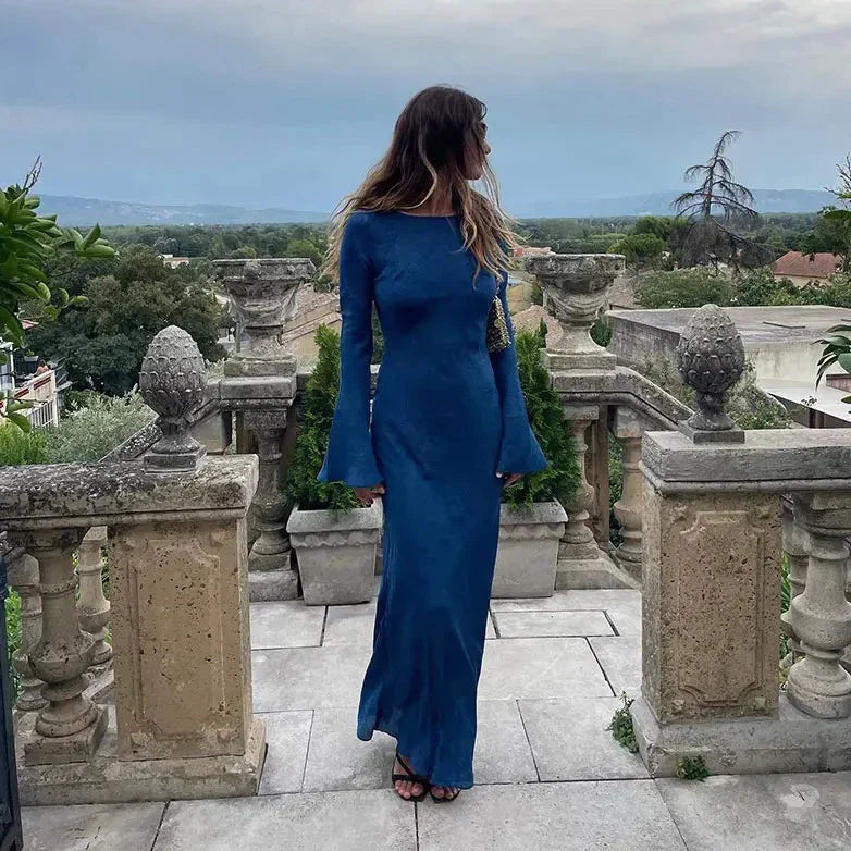 "Zomerse maxi-jurk met flared mouwen en ronde halslijn, elegante blauwe stof, perfect voor zomerse gelegenheden."