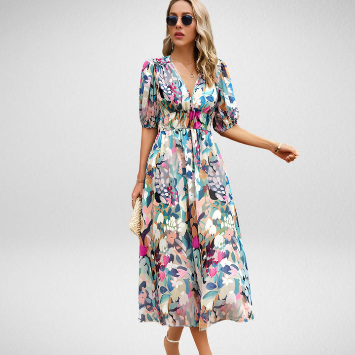 "Zomerse midi-jurk met vrolijke prints en pofmouwen, perfect voor zonnige dagen. Luchtige stof, elastische tailleband."