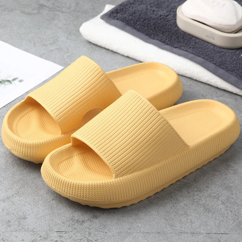 Antislip, waterdichte wolkenpantoffels; ideaal als comfortabele zomerslippers voor dames en heren.