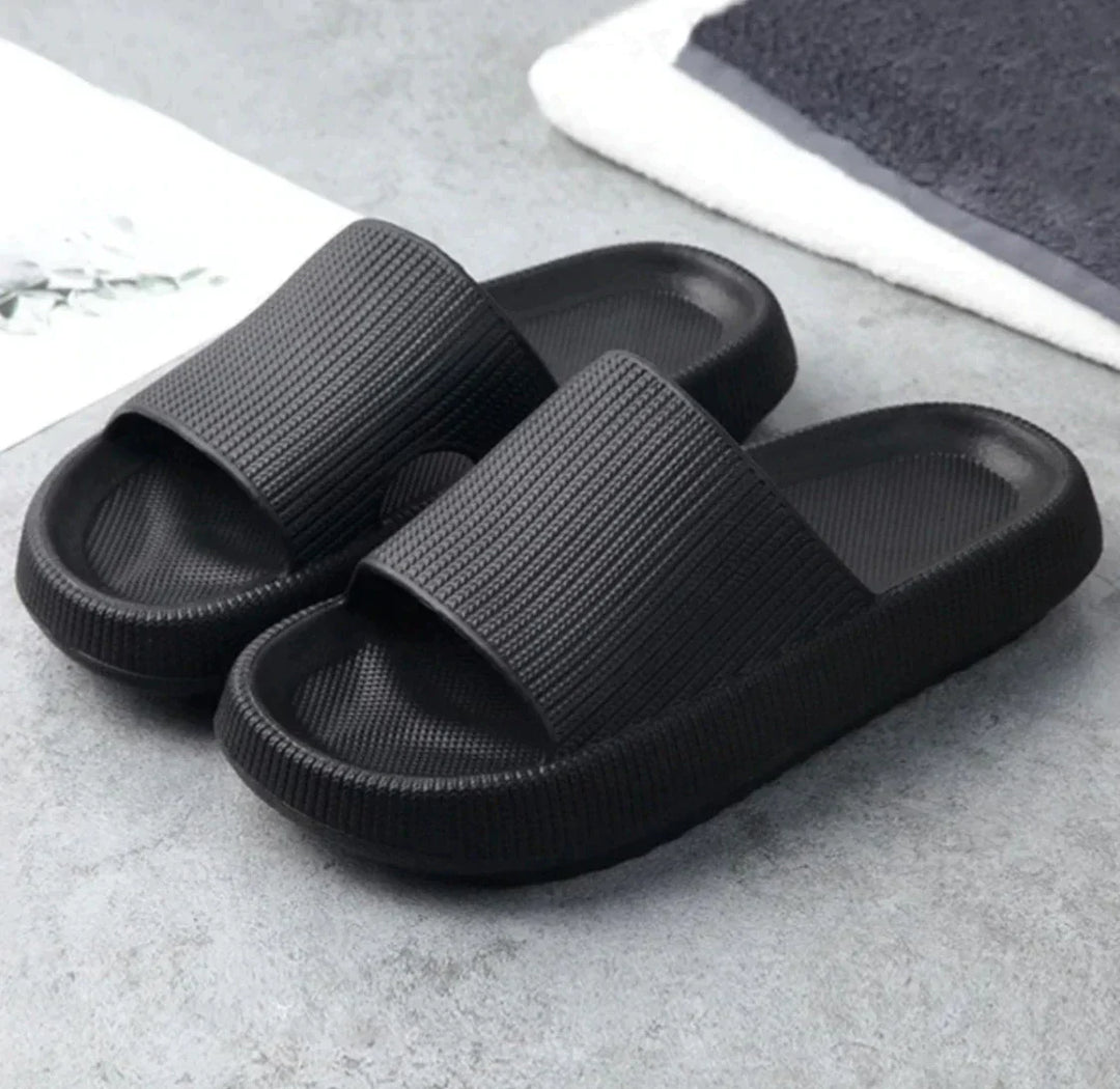 Comfortabele zomerpantoffels voor dames en heren; perfect als antislip slippers voor binnen en buiten.