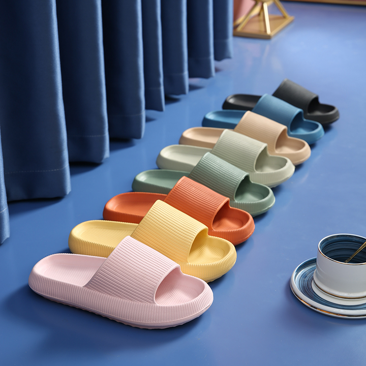 Wolkenzachte pantoffels en slippers voor dames & heren, ervaar ongekend zomercomfort en ontspanning.