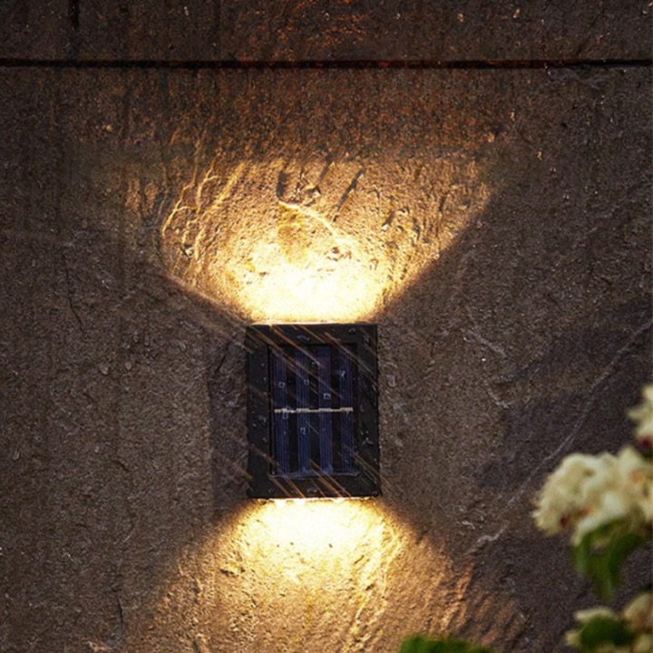 Energiezuinige waterdichte LED buitenlamp op zonne-energie. Creëert sfeer en verhoogt veiligheid in de tuin met draadloos licht.
