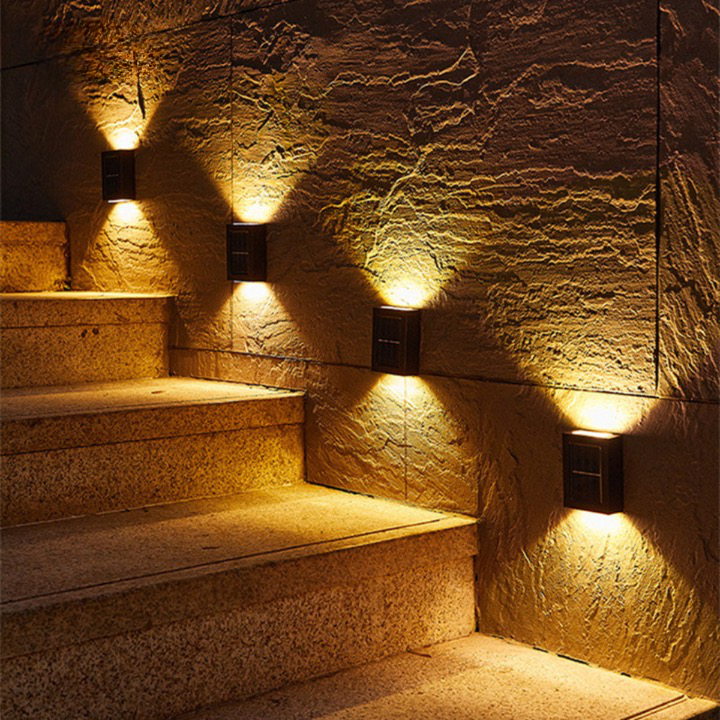 Moderne zonne-energie LED wandlamp voor buiten, duurzame IP65 tuinverlichting die sfeer en veiligheid biedt.