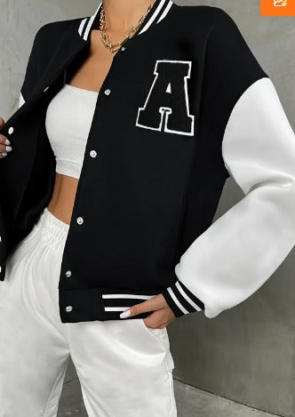 Zwart dames varsity bomberjack met witte letterprint, sportief en stijlvol voor een streetwear look.