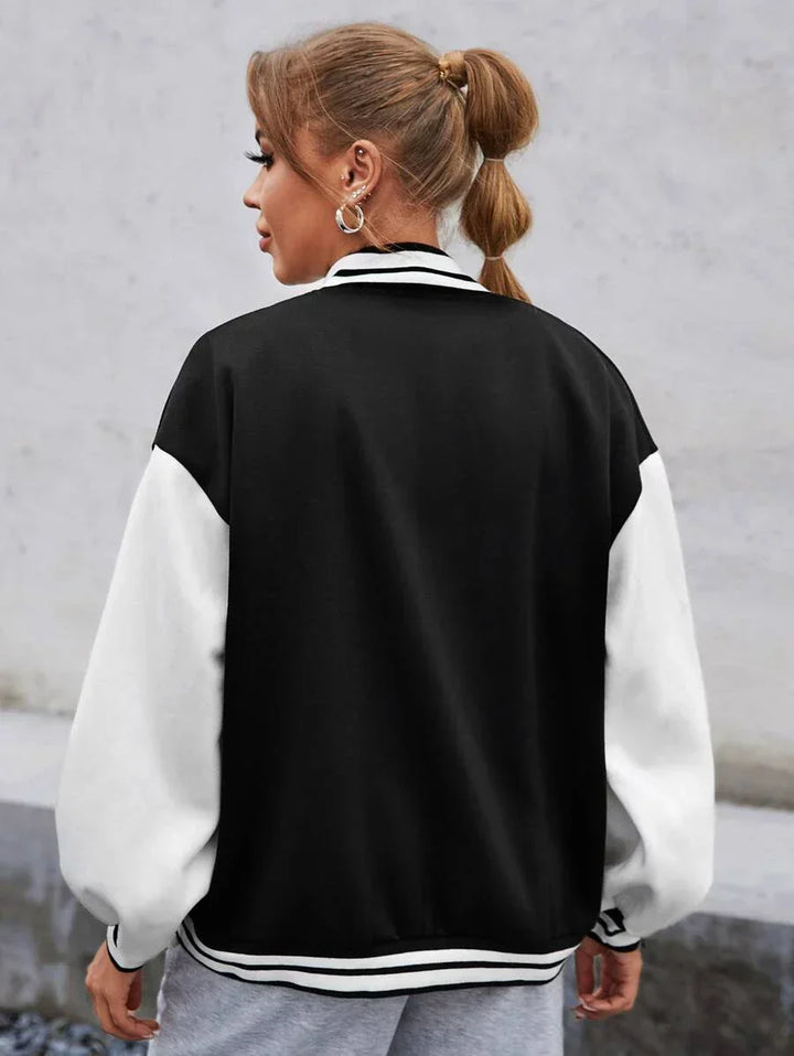 Casual zwart varsity bomberjack voor dames met letterprint, ideaal voor een moderne, comfortabele outfit.