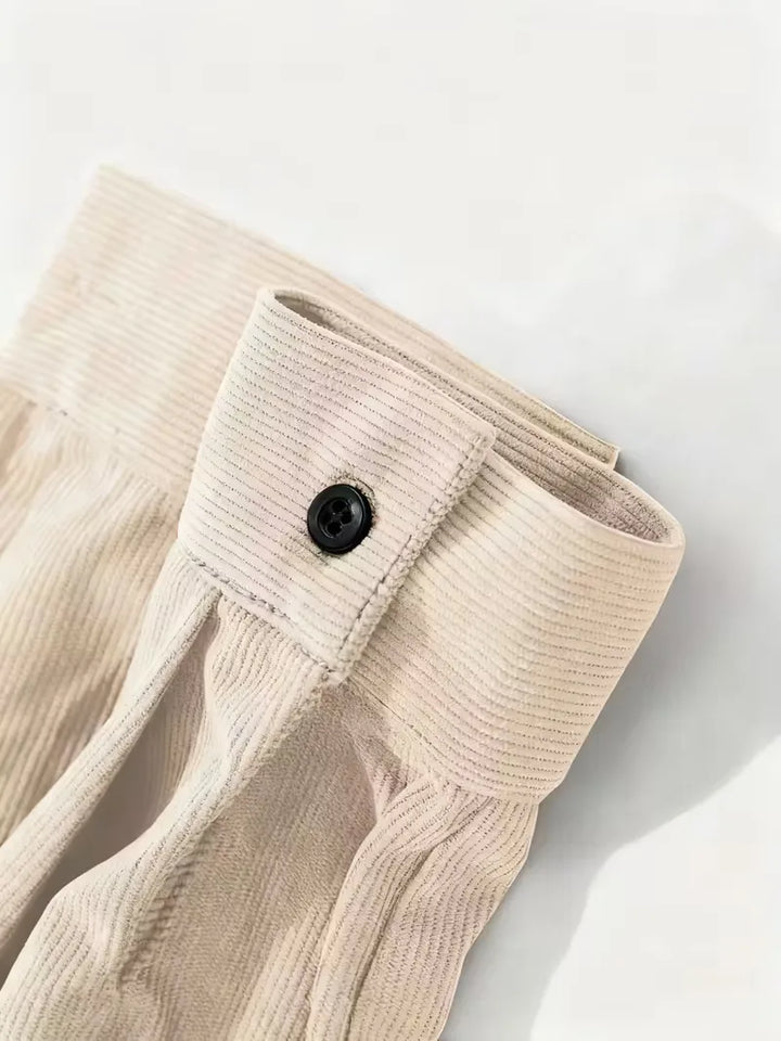 Elegant koffiekleurig herenoverhemd met ribstructuur, perfect voor een smartcasual gelegenheid.