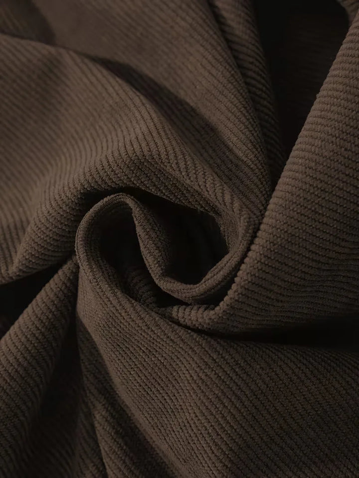 Beige herenoverhemd, ribstructuur, met puntkraag, geschikt voor kantoor en vrije tijd.