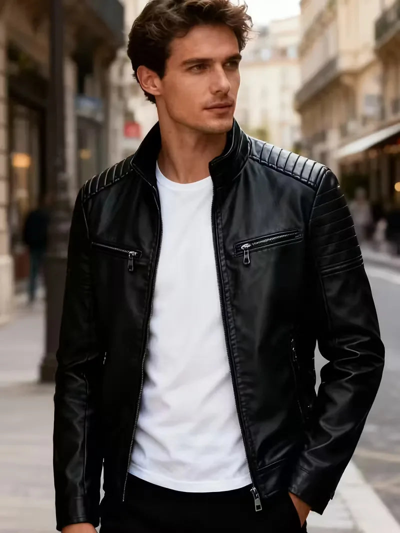 Zwart heren jack met gewatteerde schouders. Ideaal voor casual streetwear in voorjaar en najaar.
