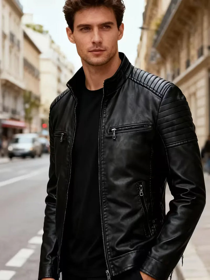 Stijlvol zwart leren heren jack met rits en gewatteerde schouders, perfect voor streetwear.
