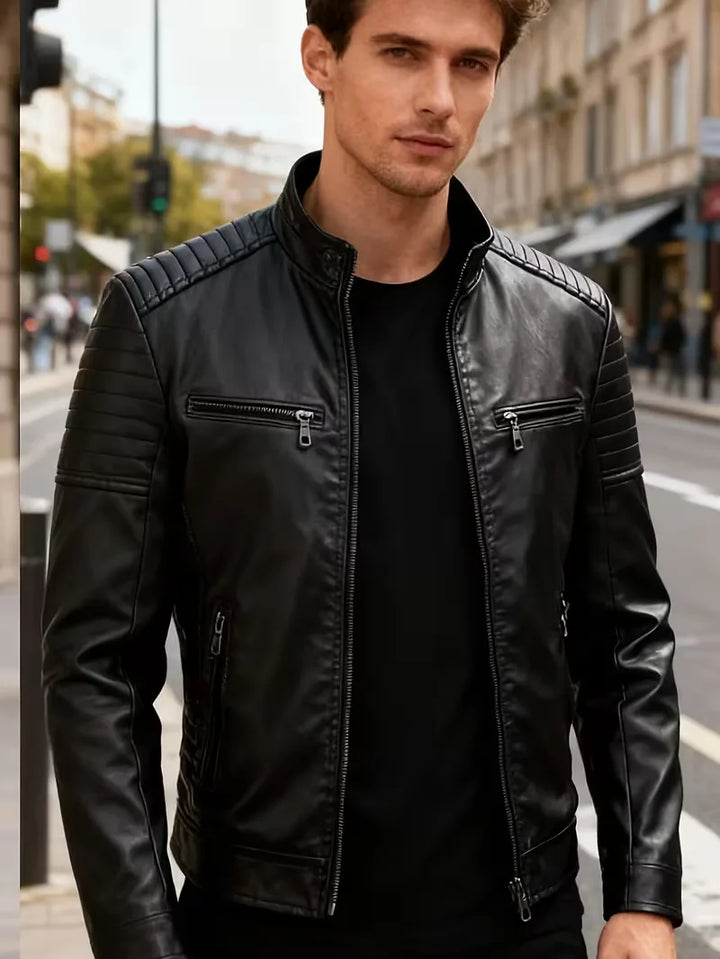 Modieus zwart heren leren jack met gewatteerde schouders, geschikt als bovenkleding voor een casual look.