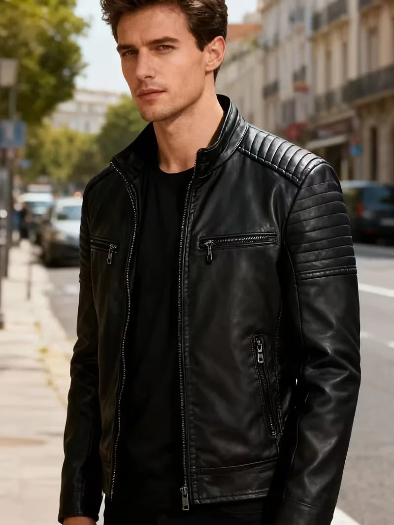 Trendy zwart leren heren jack met opvallende gewatteerde schouders en functionele ritssluiting.