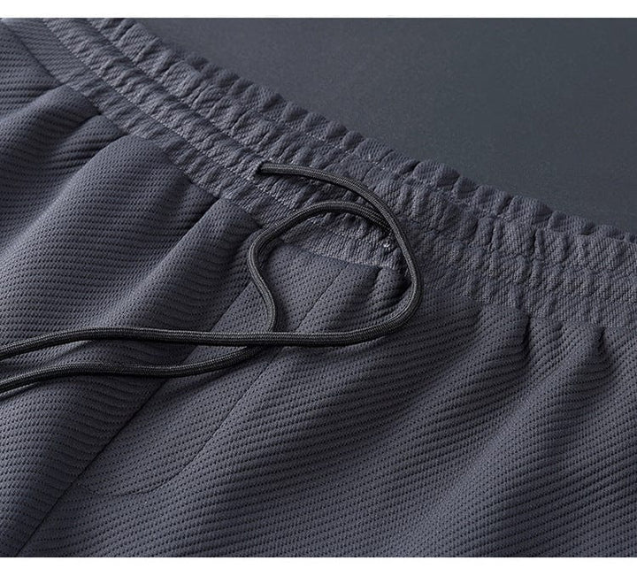 "Zwart heren loungepak van lycra, comfortabel en stijlvol voor dagelijks gebruik in vrije tijd of sportactiviteiten."