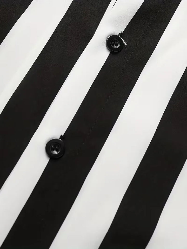 Modieus herenoverhemd met korte mouwen, zwarte verticale strepen, mandarijnkraag, perfect voor zomers casual.
