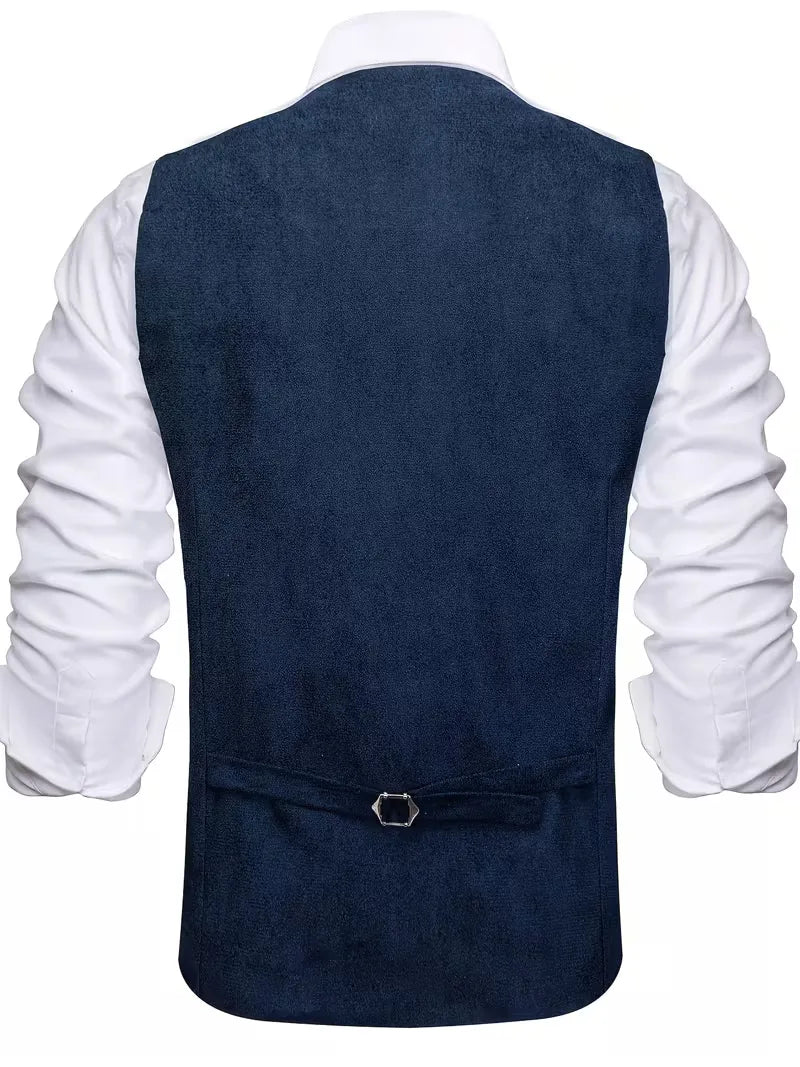 Zwart herengilet met v-hals en knopen, geschikt voor zowel formeel als smart-casual.