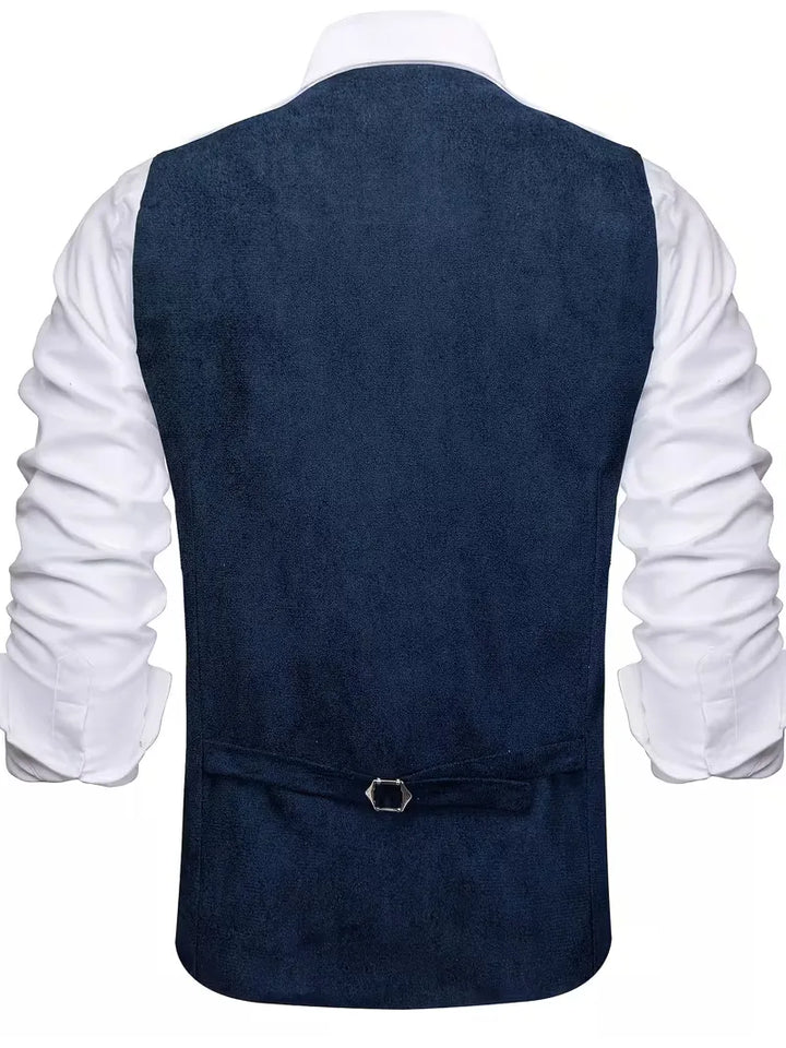Zwart herengilet met v-hals en knopen, geschikt voor zowel formeel als smart-casual.
