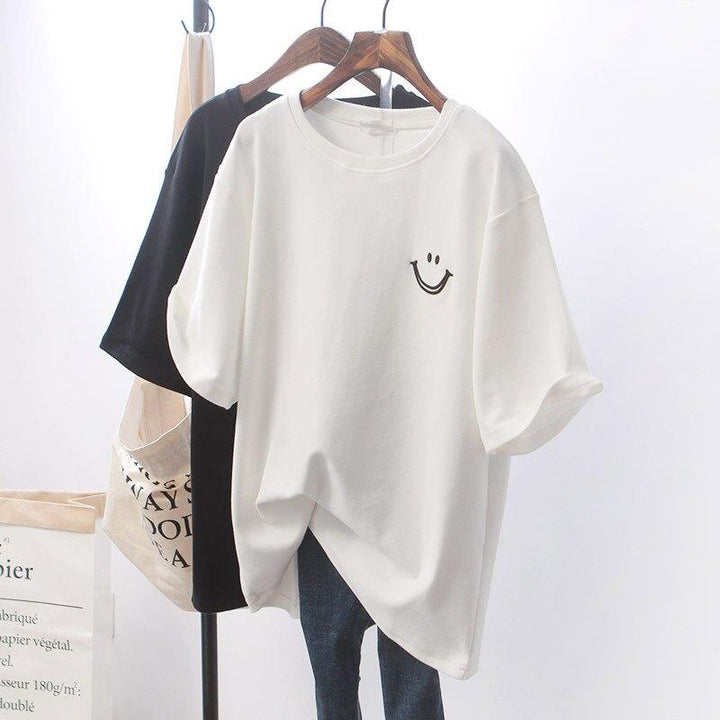 "Zwart oversized T-shirt met subtiele smiley op de borst. Unisex, comfortabele pasvorm, perfect voor casual outfits."