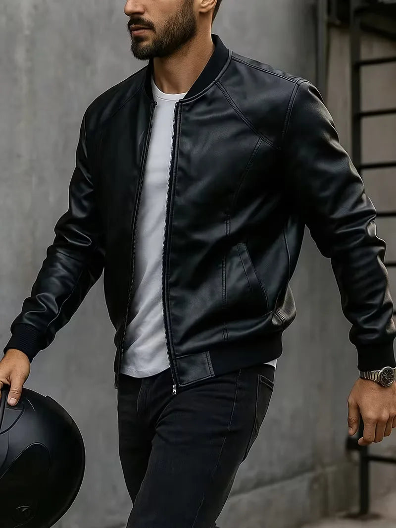 Zwart slim fit heren bomberjack van PU leer met lange mouwen, ideaal als stijlvolle tussenjas.