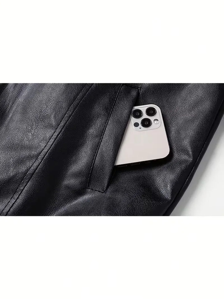 Model draagt zwart slim fit PU leren bomberjack met lange mouwen, perfecte casual en stijlvolle herenkleding.