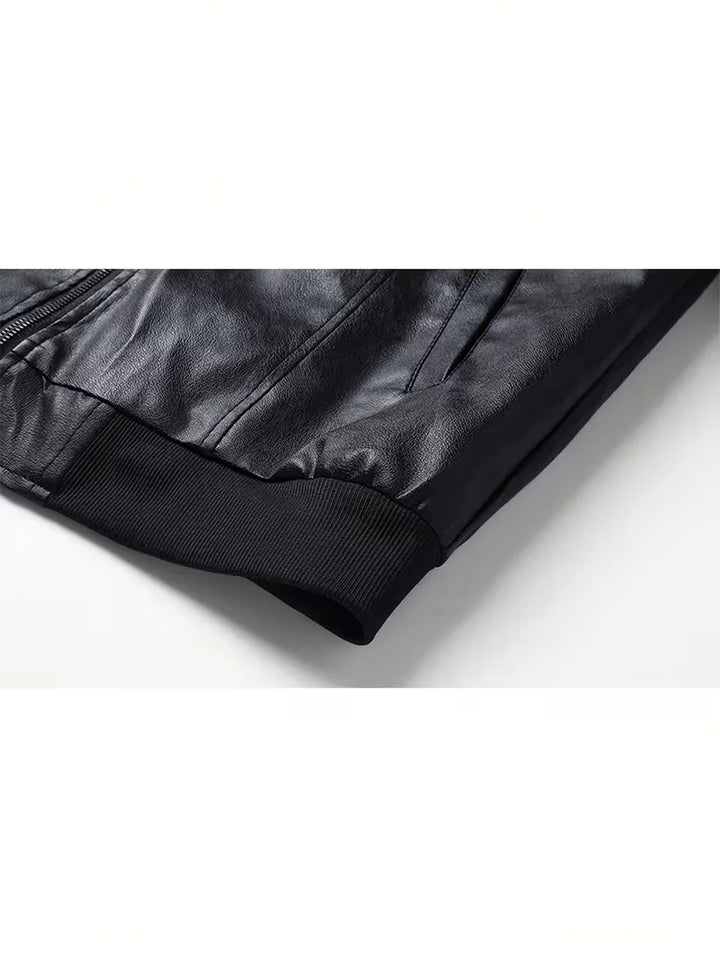Detail van de rits en het PU leer op het zwarte slim fit heren bomberjack met lange mouwen.