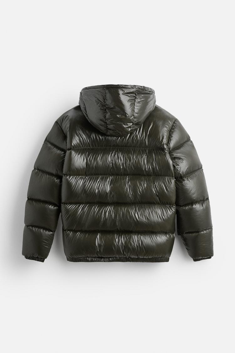 Rood isolerend unisex pufferjack, warme bovenkleding voor outdoor activiteiten in de winter. Goede isolatie.