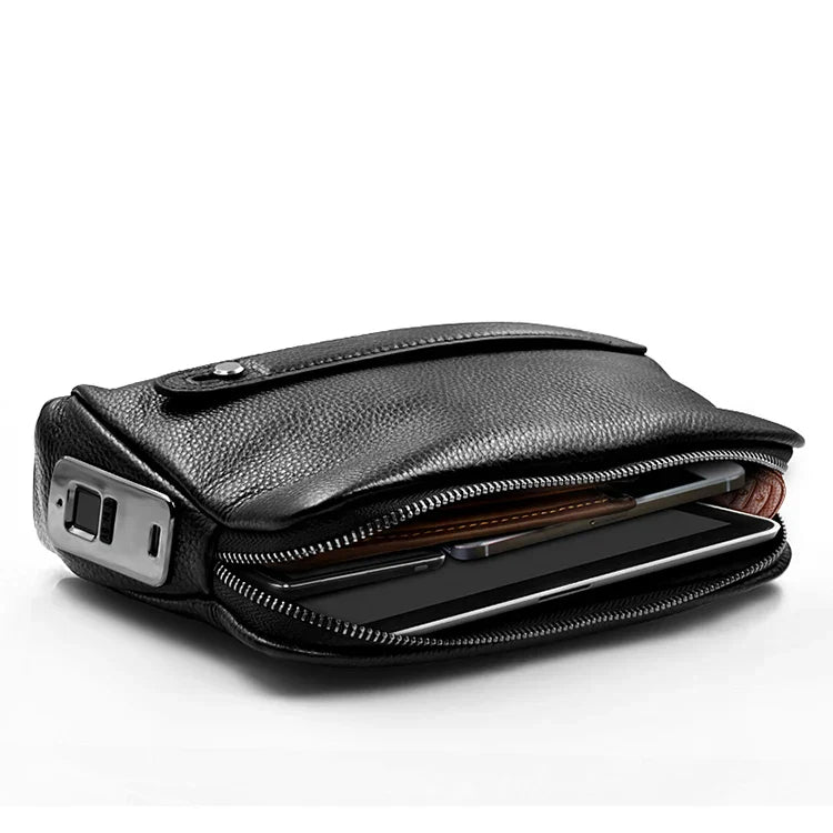 Ruime binnenzijde van de zwartblauwe leren anti-diefstal heren clutch met georganiseerde vakken.