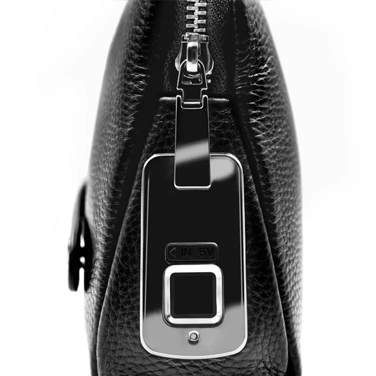 Man draagt elegante zwartblauwe leren anti-diefstal schoudertas, perfect voor een professionele look.