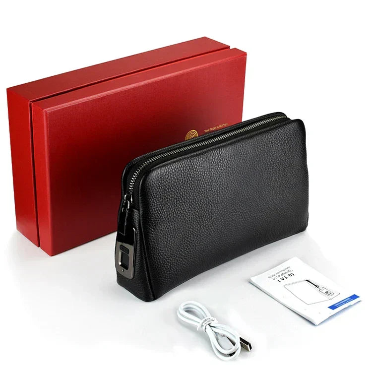 Compacte zwartblauwe leren anti-diefstal heren clutch, veilig af te sluiten met een vingerafdruk slot.