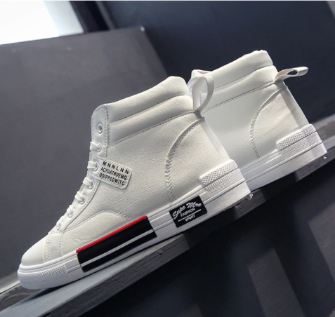 Stijlvolle zwarte en witte casual hoge herenschoenen, met focus op comfort en moderne mannenmode.