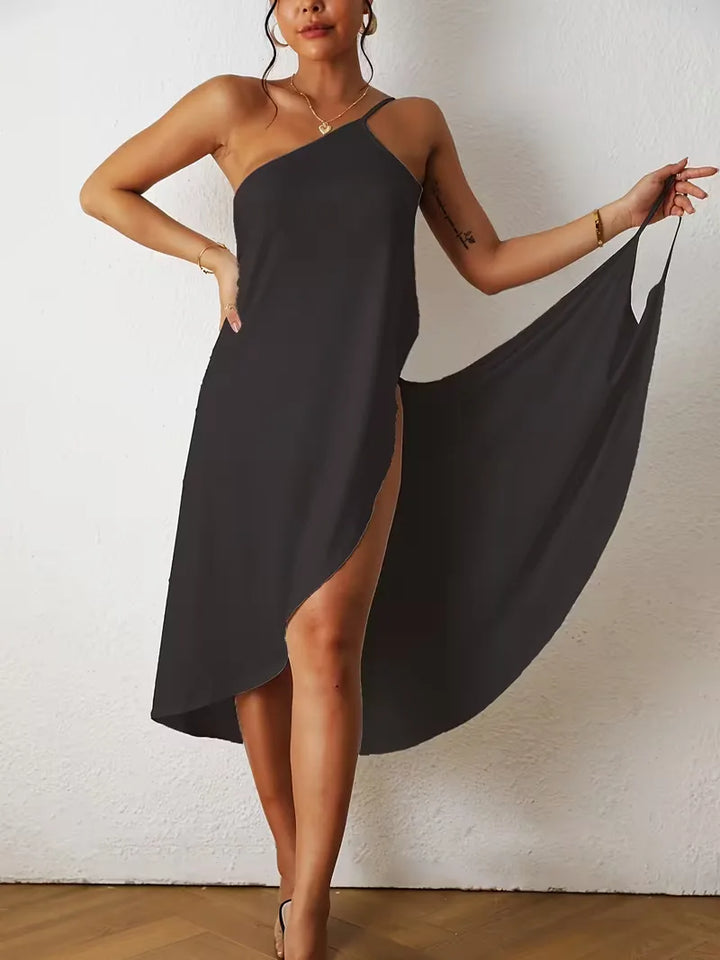 Zwarte dames asymmetrische midi strandjurk cover-up. Ideaal voor strand, zwembad of zomerse vakantie.
