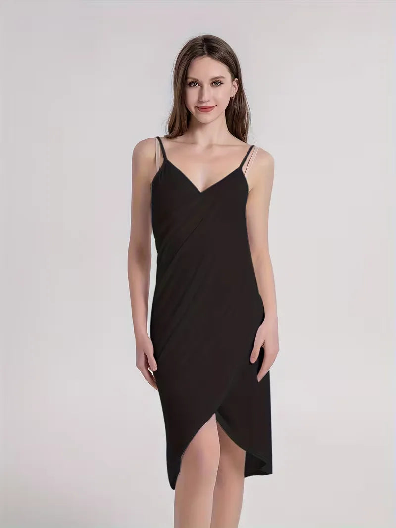 Luchtige asymmetrische midi strandjurk voor dames. Comfortabele en trendy strandmode voor de zomer.