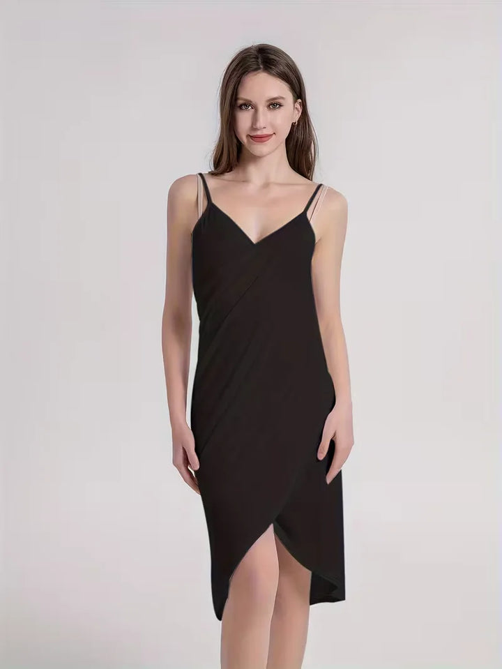 Luchtige asymmetrische midi strandjurk voor dames. Comfortabele en trendy strandmode voor de zomer.