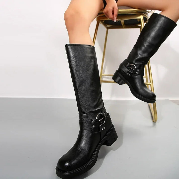 Dames biker laarzen in zwart leer met robuuste chunky hak en decoratieve gespen, perfect voor een stoere look.