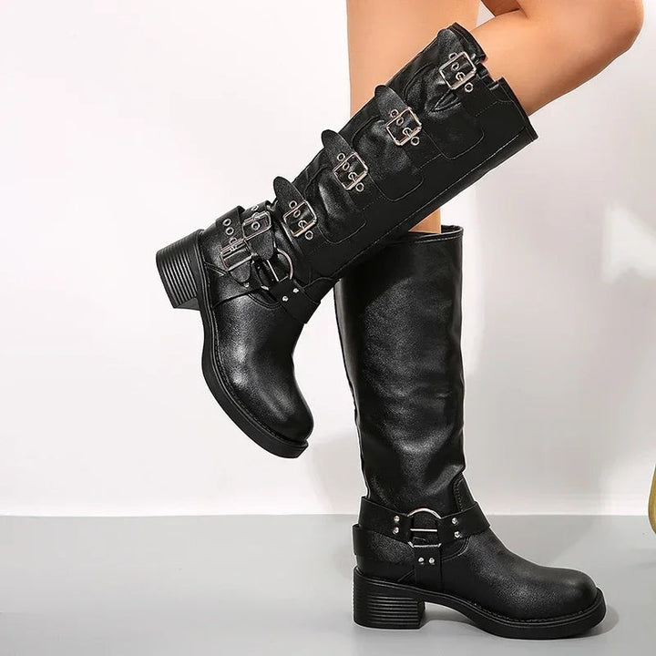 Vrouwelijke statement biker boots met comfortabele chunky hak en meerdere gespsluitingen. Ideaal voor modebewuste dames.