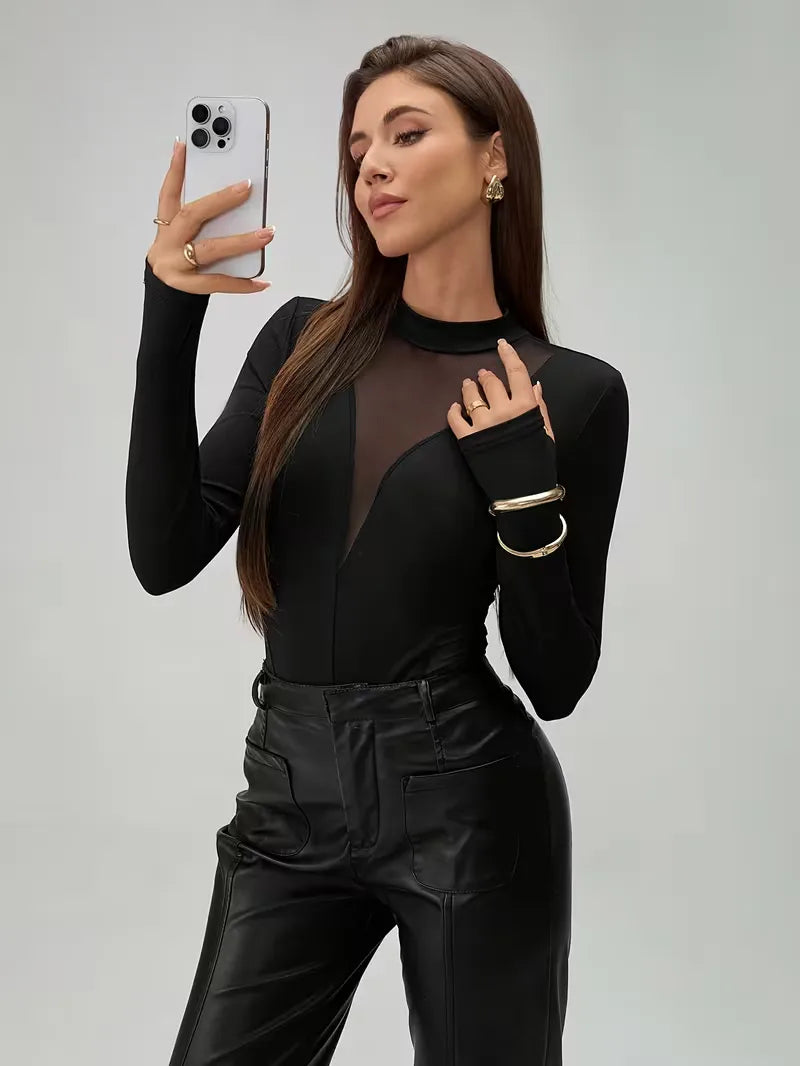 Elegante zwarte dames bodysuit met transparante mesh mouwen en strategische panelen voor een chique uitstraling.