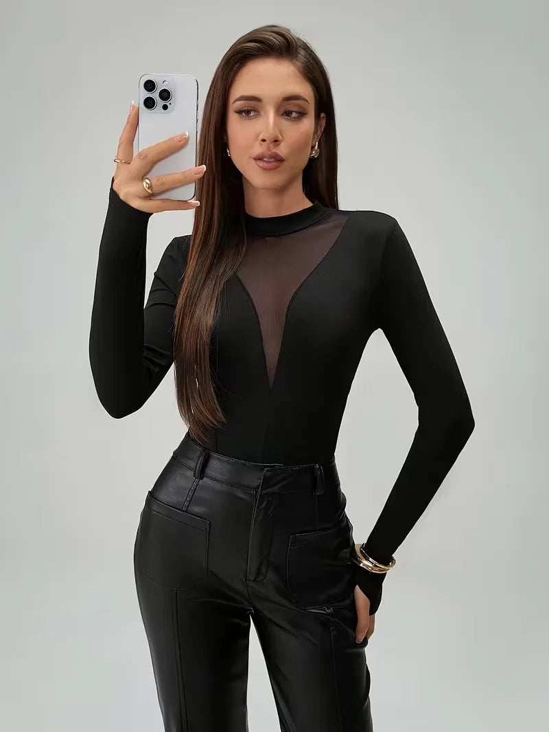 Trendy zwarte dames bodysuit met lange mouwen en verleidelijke mesh details. Een must-have voor je garderobe.
