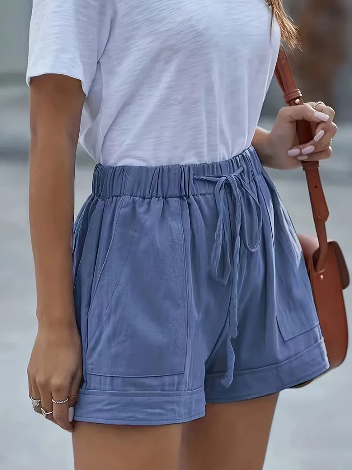 Lichtblauwe casual dameshorts, zomerkleding. Elastische tailleband en comfortabele pasvorm.