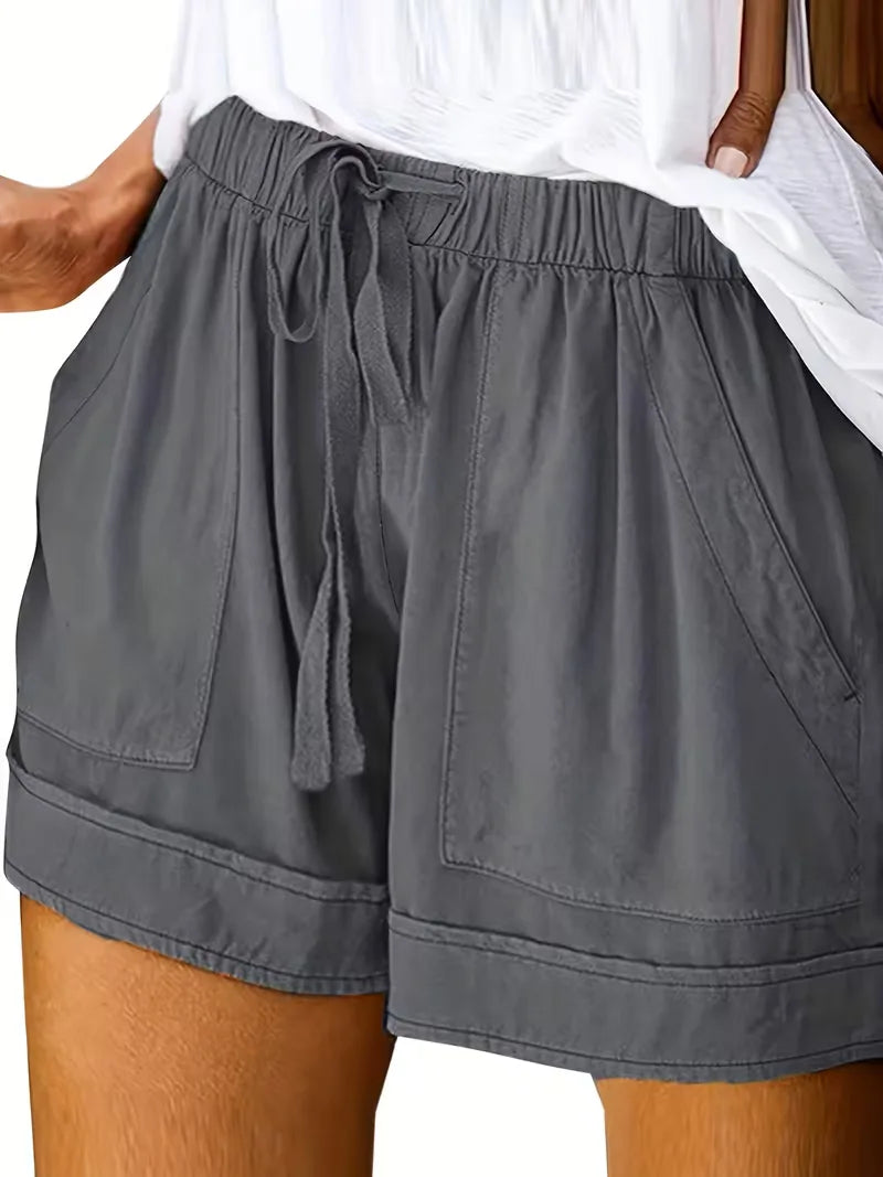 Beige dames zomer shorts, zachte stof en trekkoord. Comfortabel en modieus.