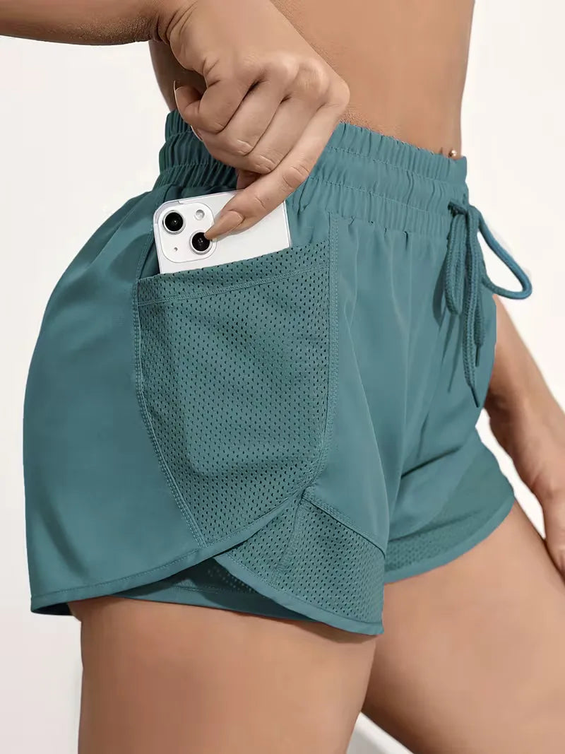 Zwarte dames casual sportieve korte broek met elastische taille, ideaal voor zomer en sport.