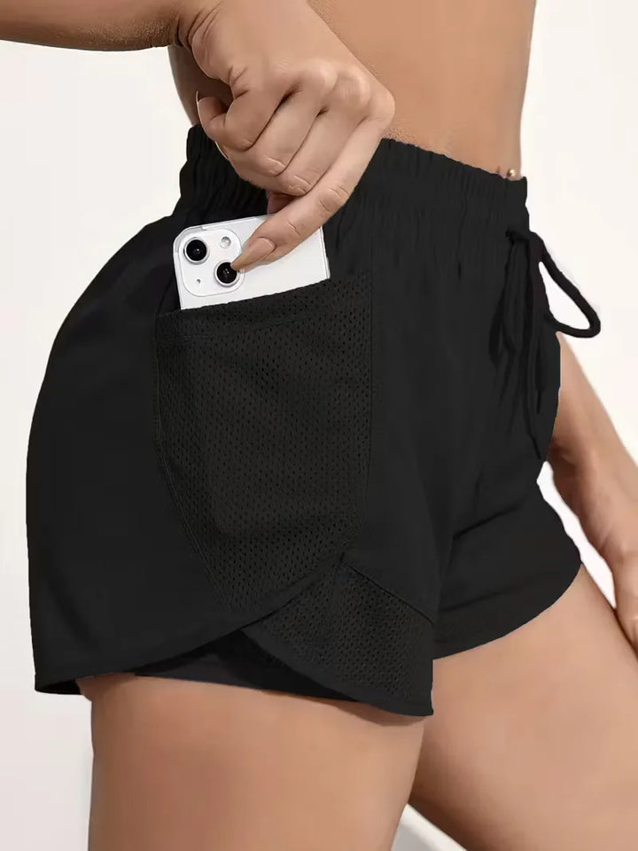 Witte sportieve korte broek voor dames, perfect voor zomerse dagen en actieve bezigheden.