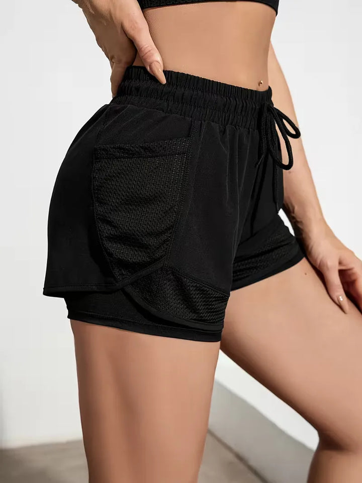 Zwarte dames zomer short, ideaal voor hardlopen, sport of casual dragen.