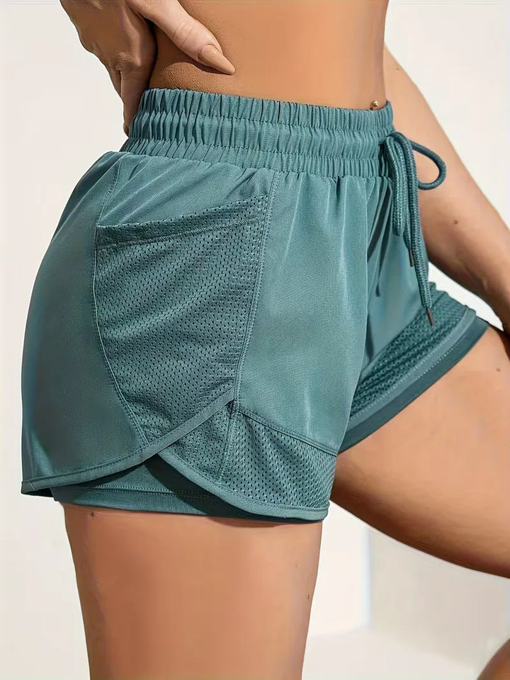 Casual dames short met elastische taille in zwart, geschikt voor sport en vrije tijd.