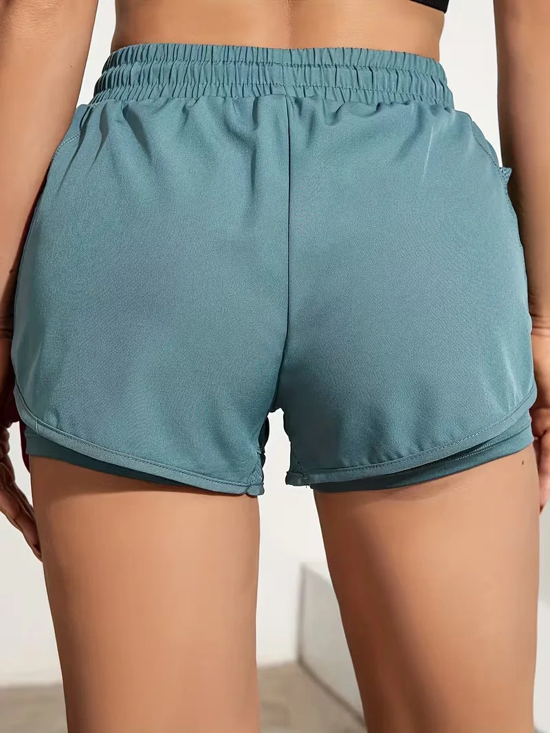 Comfortabele witte korte broek voor dames, ideaal als zomerkleding of voor sportieve activiteiten.