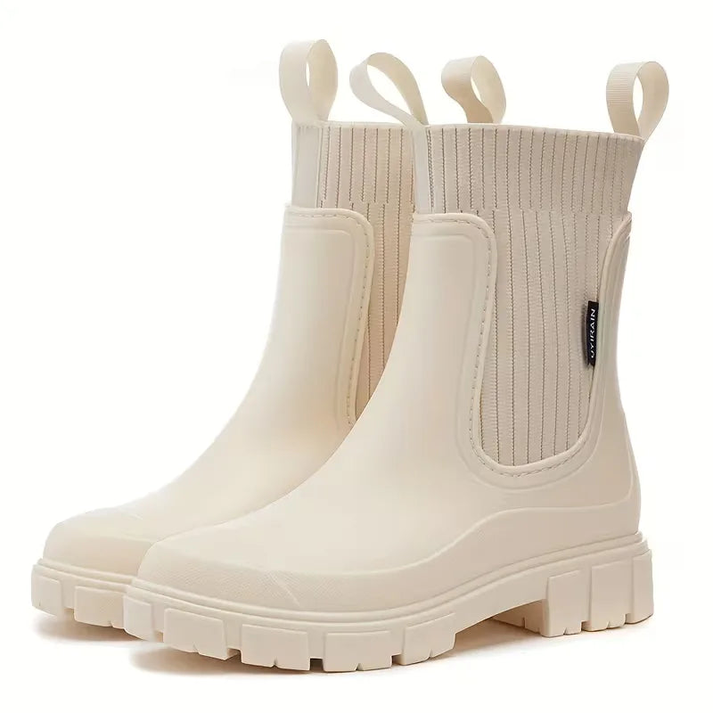 Zwarte dames Chelsea boots met comfortabele elastische inzetten en platte zool. Ideaal voor herfst/winter.