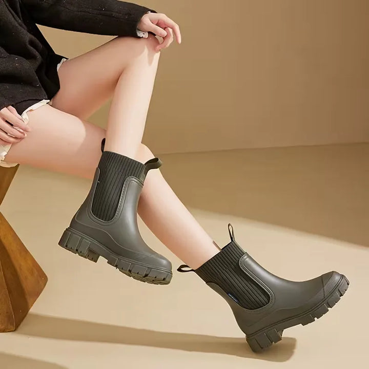 Dames Chelsea boots in khaki, gedragen tijdens herfstweer. Comfortabele platte zool en elastische inzetten.