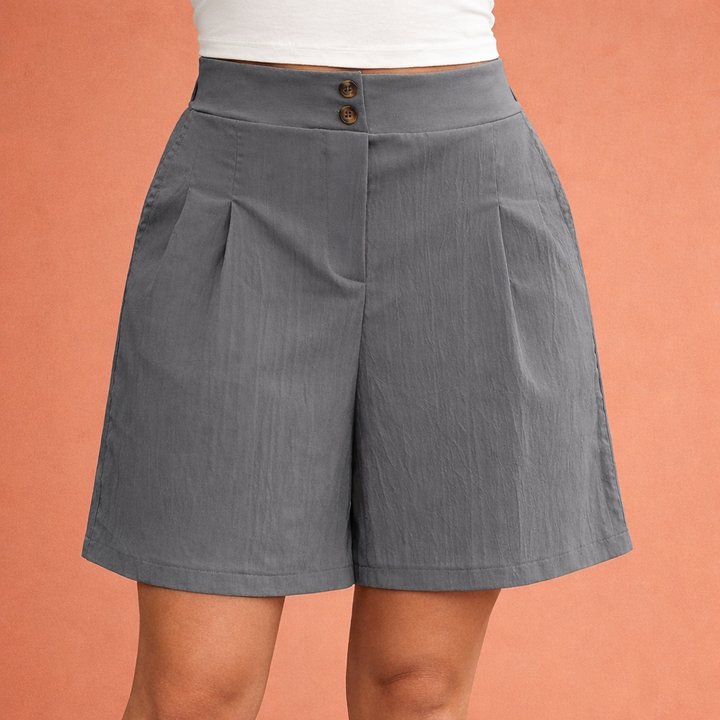 Zwarte dames elegante hoge taille geplooide shorts. Moderne, comfortabele korte broek voor zomer en lente.