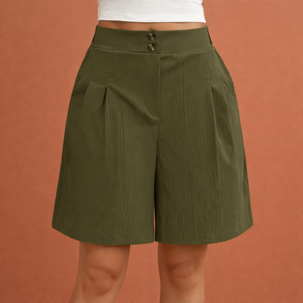 Khaki dames shorts met hoge taille en verfijnde plooien. Modieuze elegante korte broek voor de zomer.