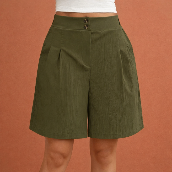 Khaki dames shorts met hoge taille en verfijnde plooien. Modieuze elegante korte broek voor de zomer.